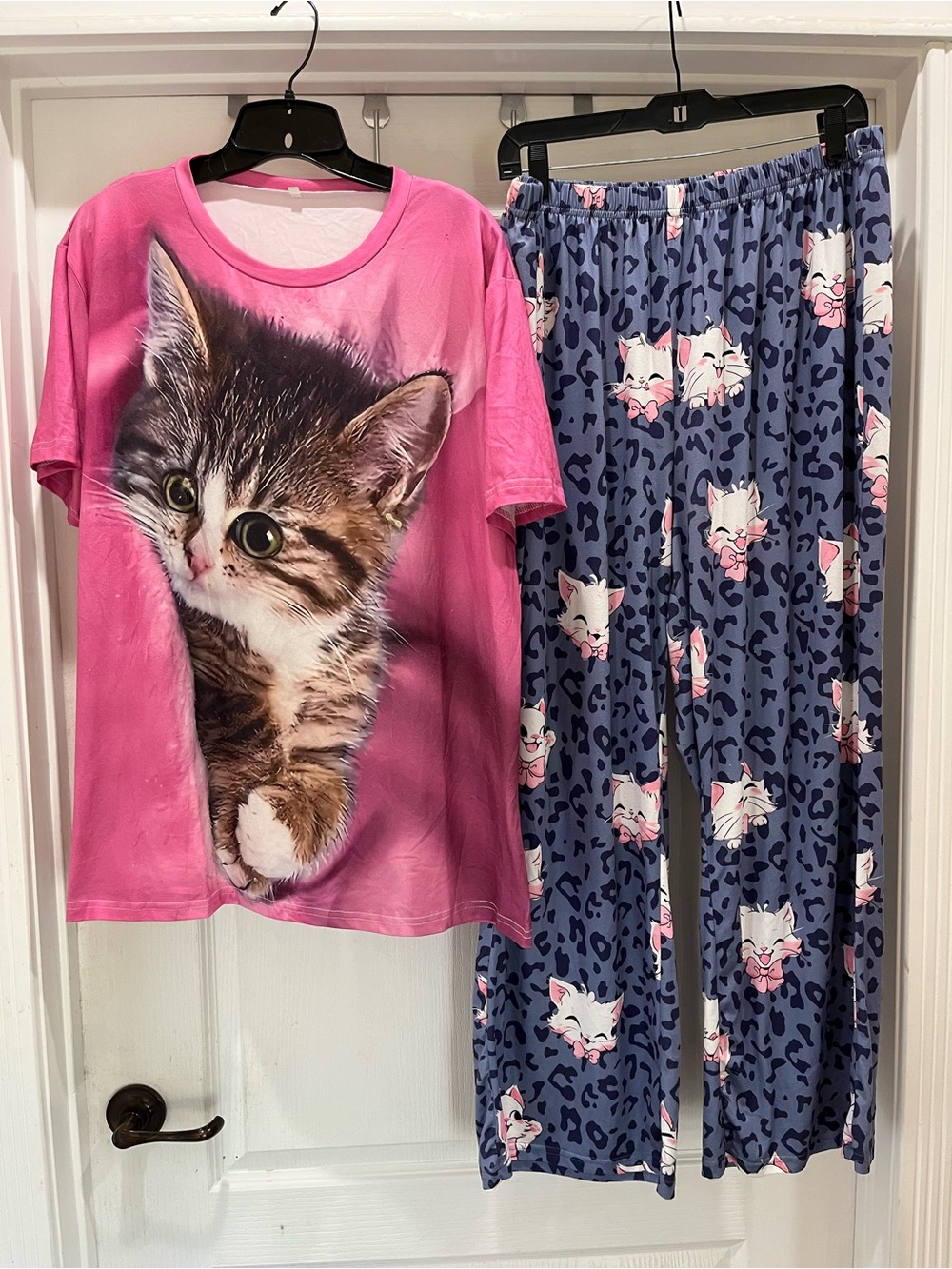 Pink Kitten-Print Women’s Pajama Set with Blue Leopard Pants